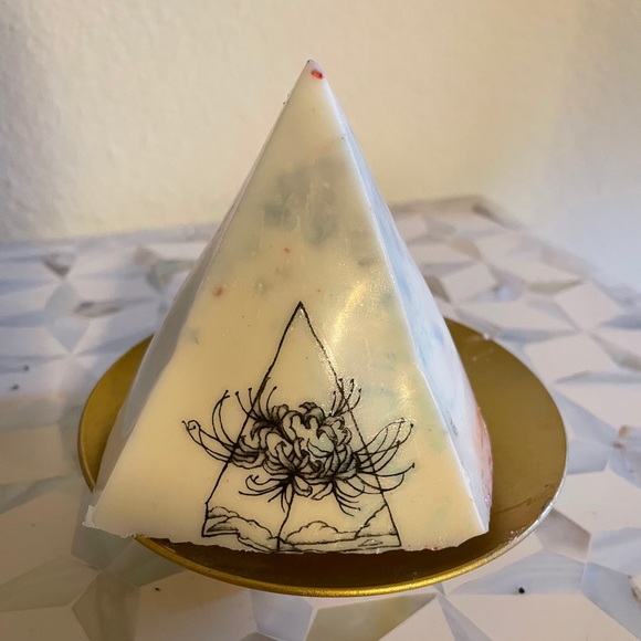 NWT Mountain Azalea Candle - Picture 2 of 2